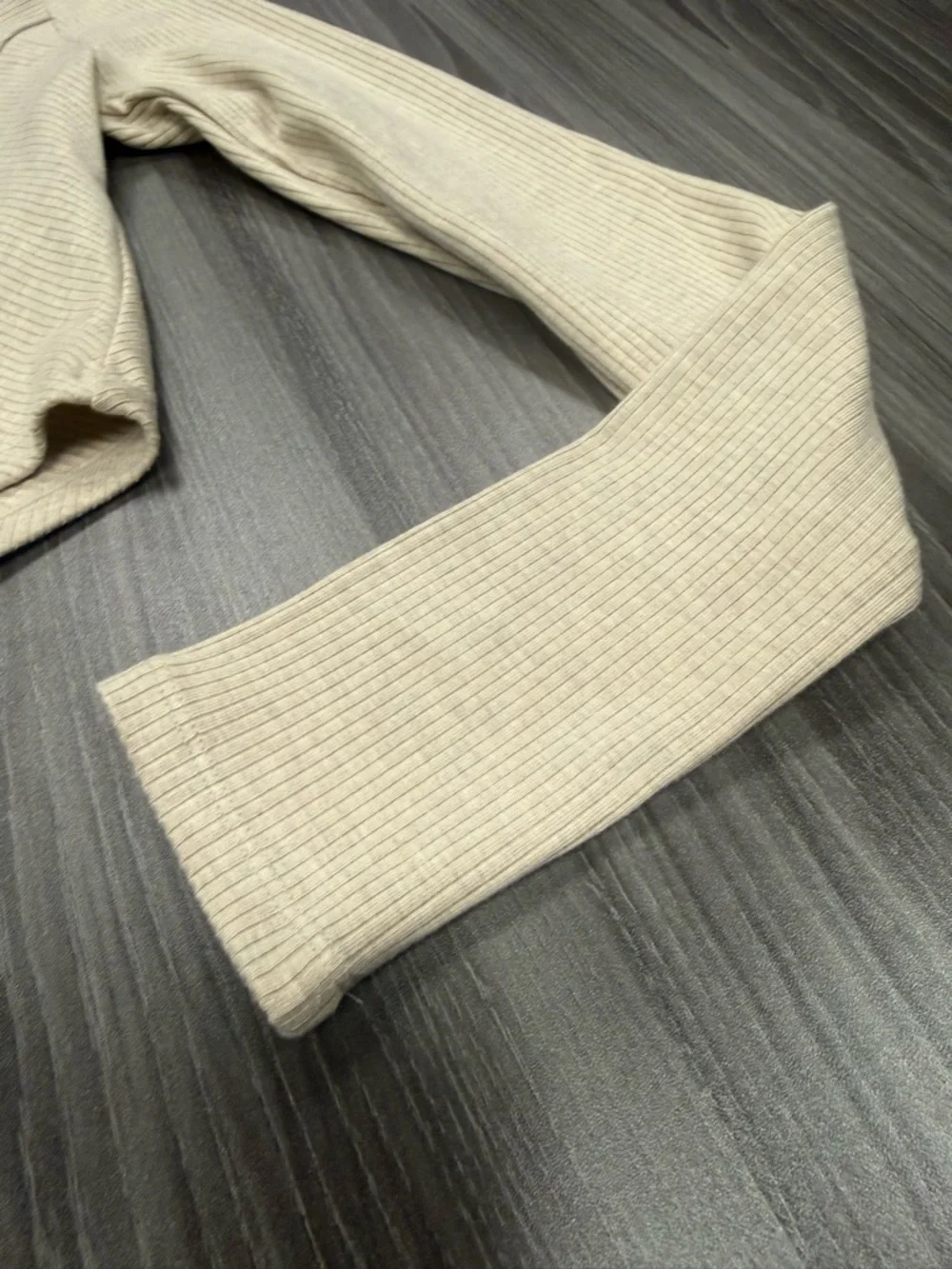 Garage Notch Front Long Sleeve Ribbed Top Size P/S - Picture 3 of 9